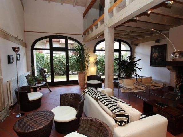 250 m²