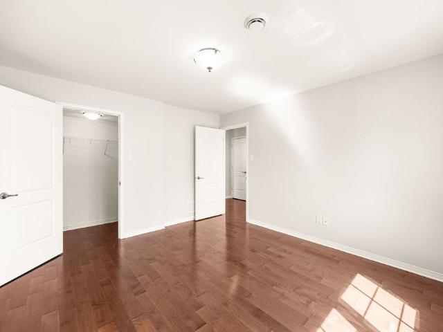 250 Rue Jean Claude Tremblay, #401