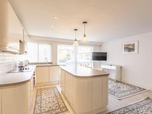 2514L Comiston Drive, Edinburgh, EH10. 1 bed flat to rent £1,095 pcm £253 pw