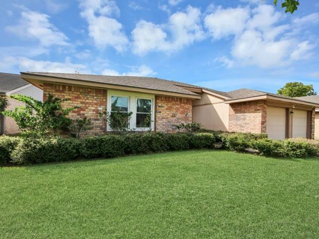 2519 Colonial Ridge Dr, Friendswood, TX 77546