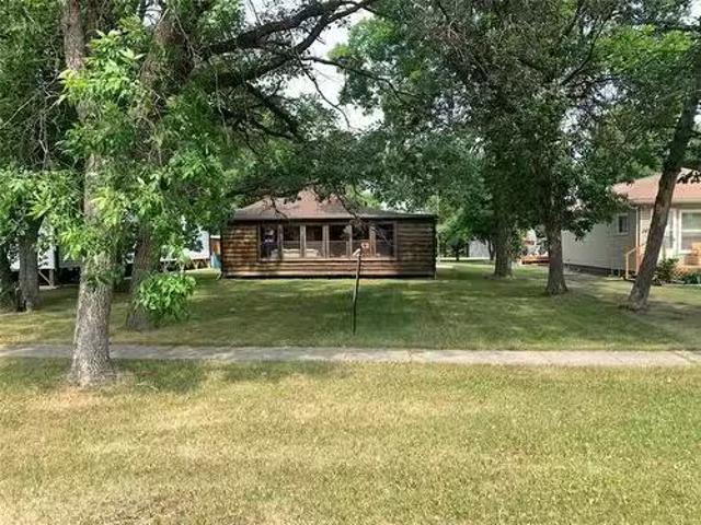 251 Oak Ave, Winnipeg Beach, MB, R0C 3G0 house for sale Lis.