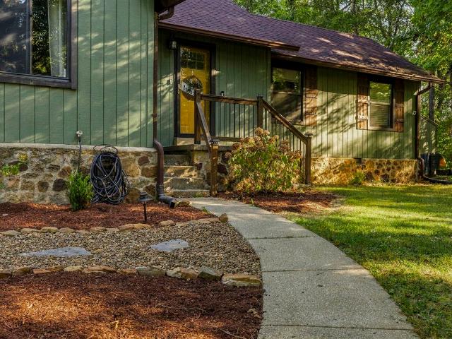 2524 Glen Lily Road