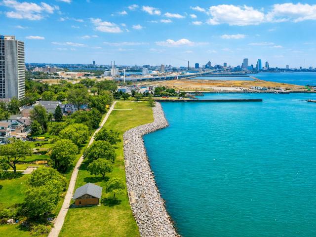 2525 S Shore Dr, Unit 3C, Milwaukee, WI 53207 | MLS #1956