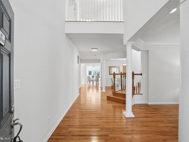 25209 Eisenhower Dr, Chantilly, VA 20152 | MLS #VALO2124