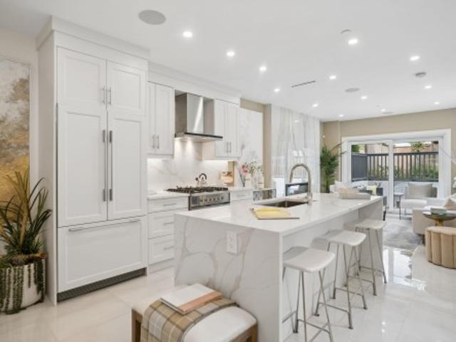2523 8Th Avenue W, Vancouver, BC, V6K 2B3 townhouse for sale | Listing ID R3165 | Royal LePage
