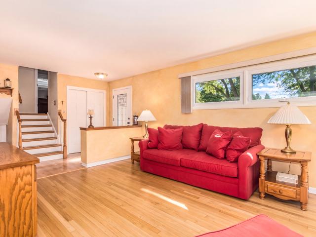 252 W Pleasant Hill Boulevard