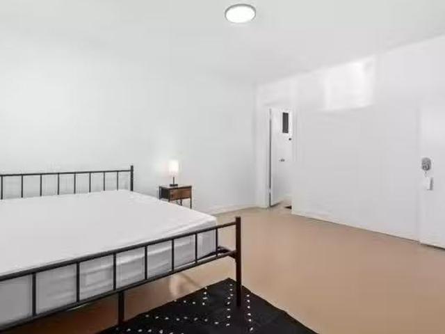 #25317: Room in 10 Bed 3 Bath