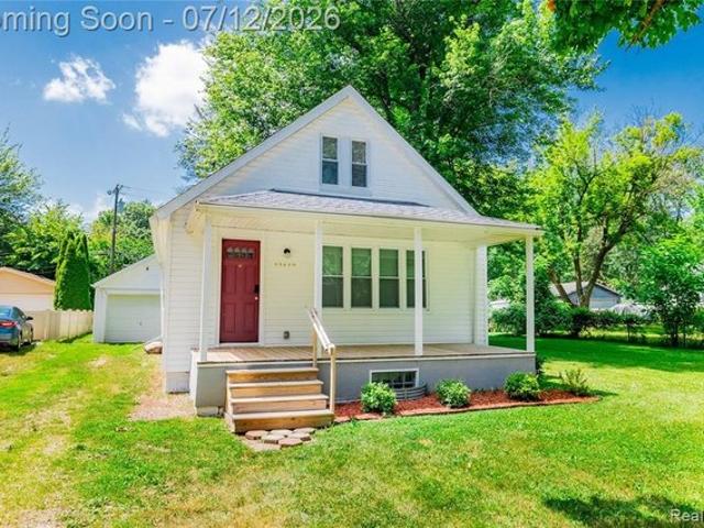 25450 6th St, Grosse Ile, MI 48138