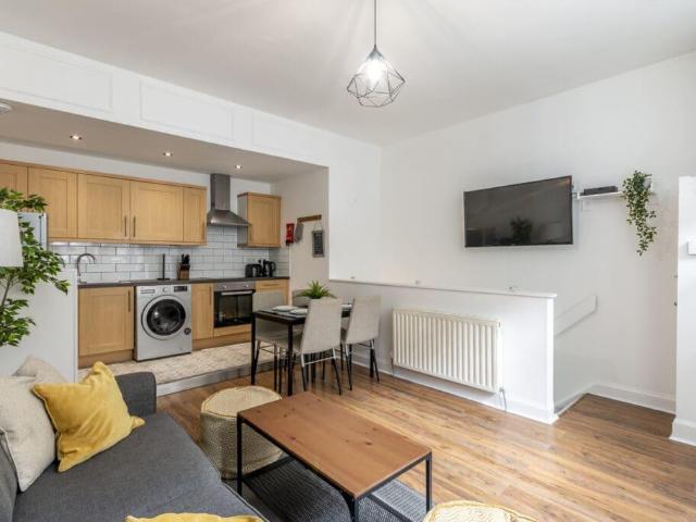 2546L Albert Street, Edinburgh, EH7 5NA 1 bed flat to rent £1,050 pcm £242 pw