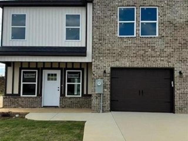 254 Beau Claire Cir, Byron, GA 31008