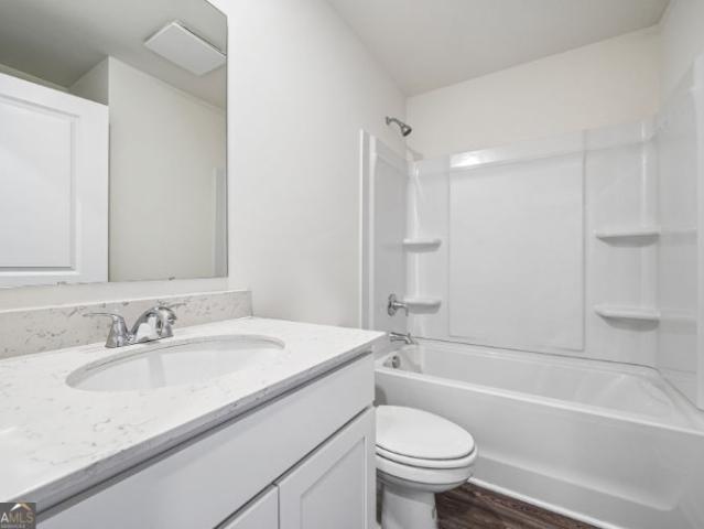 255 Woodlake Landing