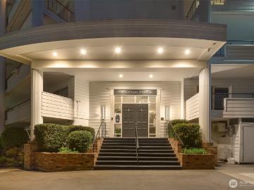2565 Dexter Avenue N # 303