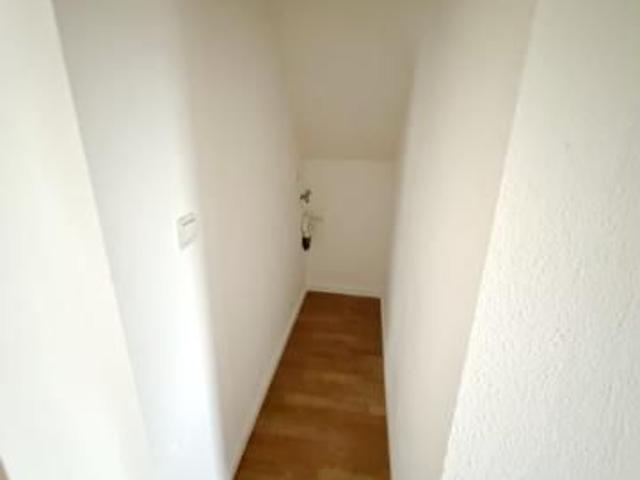 258745874:Vergeben Hübsche Dachwohnung 2 Zimmer amerikanische Küche modernisiert ca. 50 qm in Bitterfeld