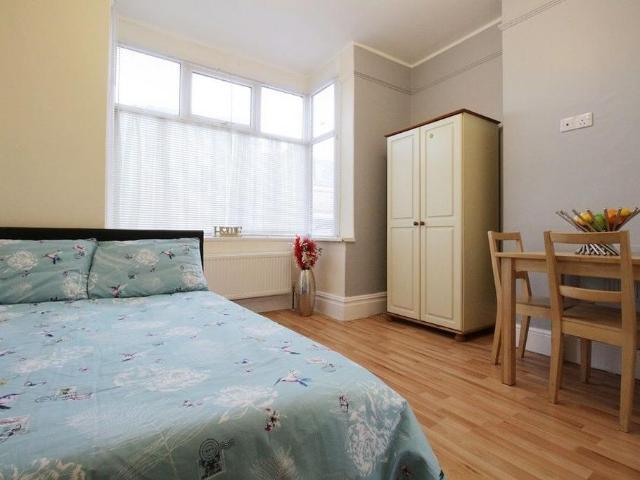 258 Newark Road, Lincoln. 1 bed in a house share to rent £625 pcm £144 pw