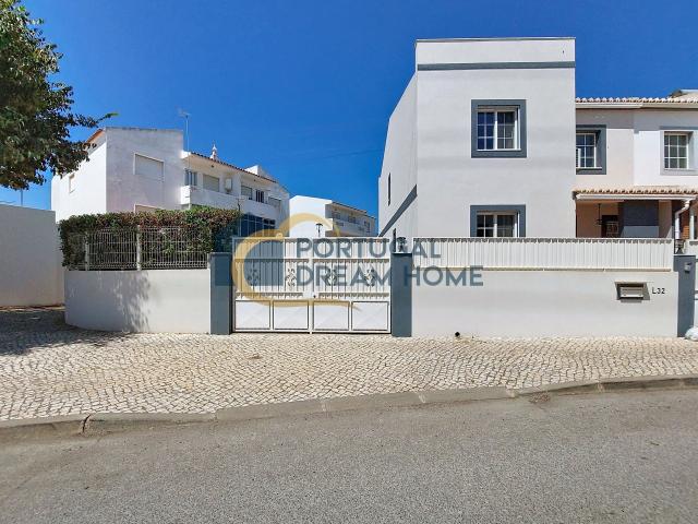 259 m2 interiores * 183 m2 exteriores * 3 quartos * 1 escritório * garagem