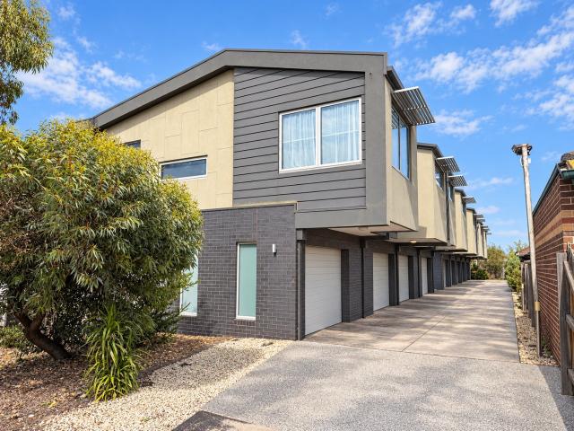 2/59 Parer Road, Airport West