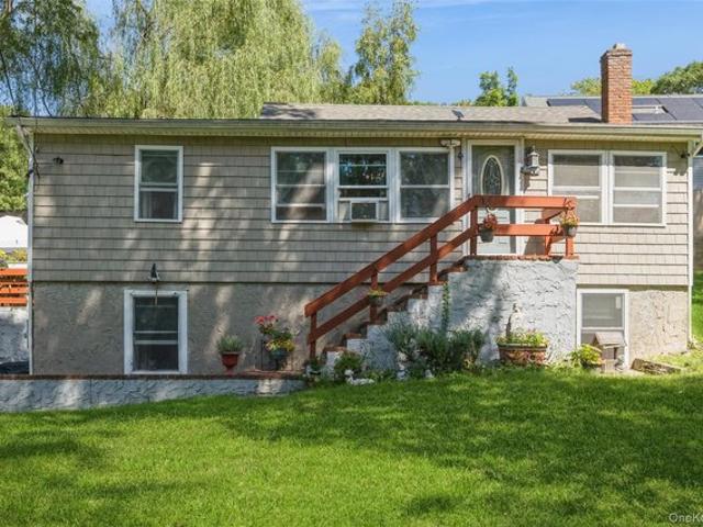 25 Tamarack Rd, Rocky Point, NY 11778