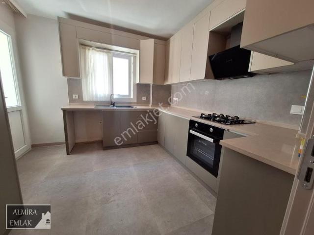 25 Yaşında İnönü Cad. 1 Arka Sokakğı 3+1 130 M² 2 Balkonlu