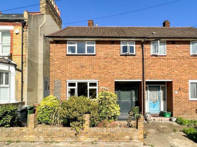 25 Aislibie Road Lee, SE12 8QH 3 bed semi detached house to rent £2,500 pcm £577 pw