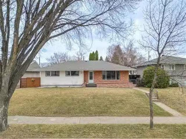 25 Almond Crescent, Brandon, MB, R7B 0Z9 house for sale Lis.