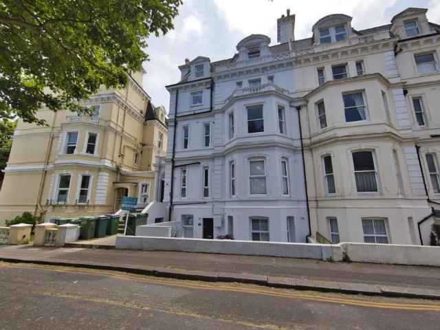 25 Augusta Gardens, Folkestone, Kent. 2 bed flat to rent £1,100 pcm £254 pw