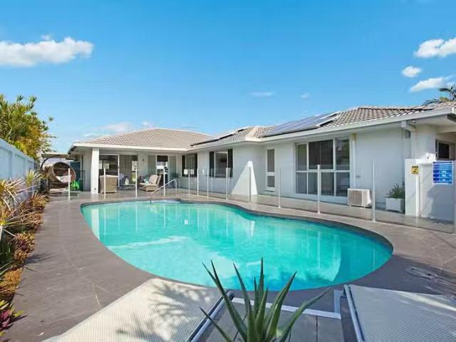 25 Beverley Crescent, Broadbeach Waters, QLD 4218