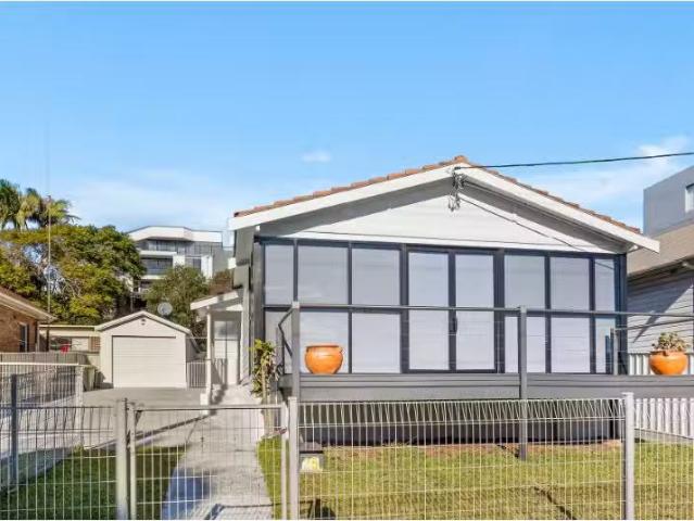 25 Bourke Street, North Wollongong House for rent Listed by K.