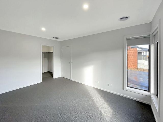 25 Cassowary Way, Winter Valley