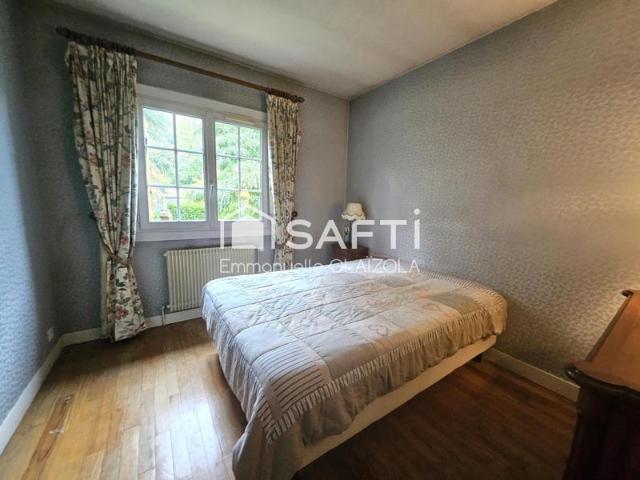 2/5 chambres de plain pied 3ème possible, sous sol semi enterré, 240 m 2 au sol