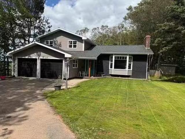 25 Charlotte Drive, Summerside, PE, C1N 4W2 house for sale.