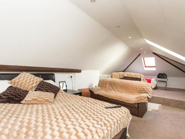 25 Evesham Way, Ilford, IG5 0EJ, United Kingdom | 6 bed house for rent #6417915 | Rentberry