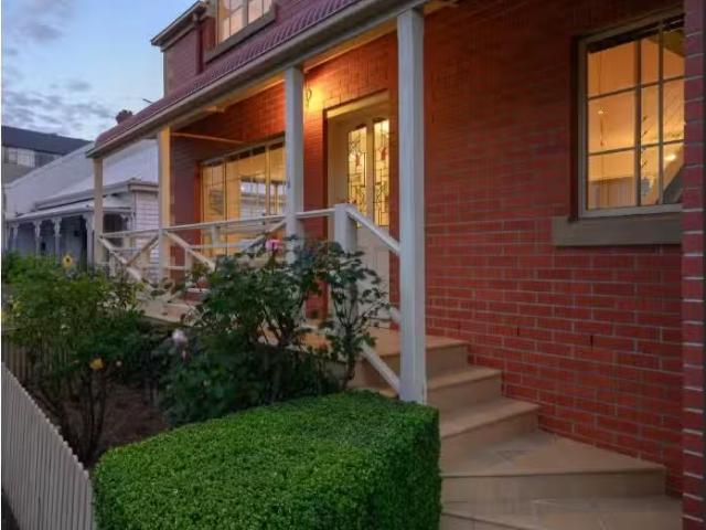 2/5 Flinders Ln, Sandy Bay Townhouse for rent Listed by Laura.