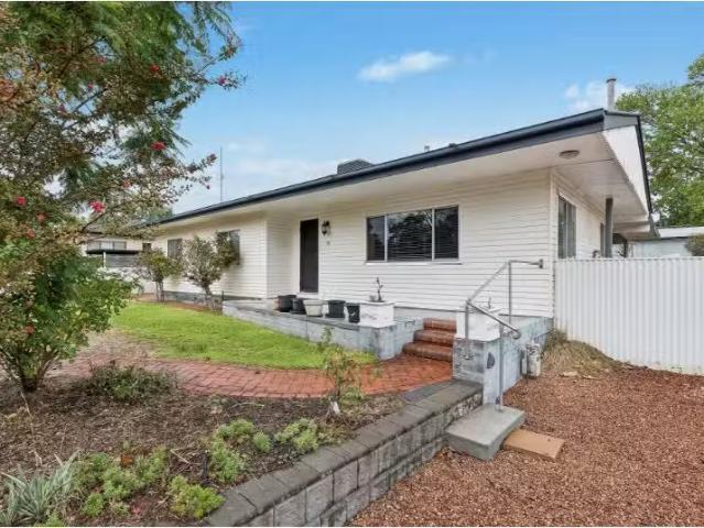 25 Frederica St, Narrandera House for rent Listed by Sandra M.