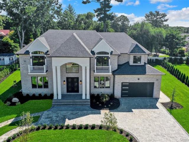 25 Hemlock Ln, Roslyn Heights, NY 11577