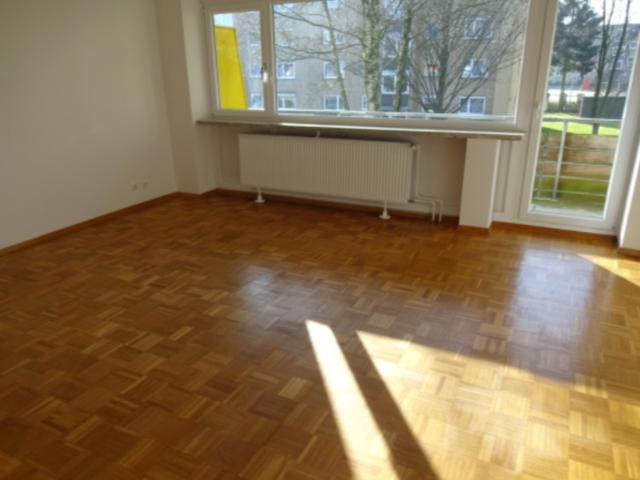 25 Min. nach Hamburg, 3‑Zi kernsaniert, 83m², EBK, Bad+WC, Balkon, Stellplatz, 975 €, Tostedt