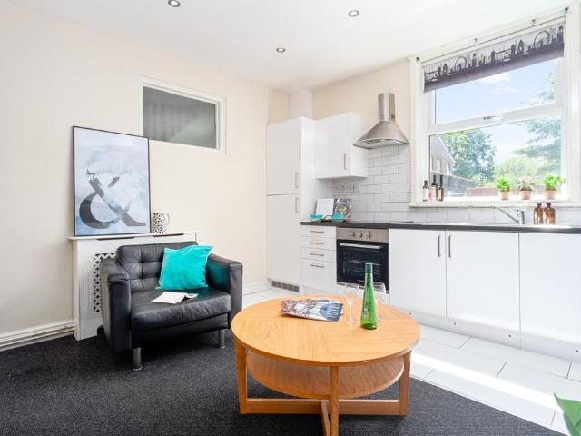 25A Saint Michael's Road, Headingley. 3 bed apartment to rent £1,586 pcm £366 pw