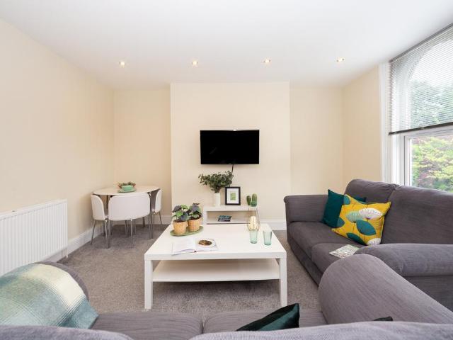 25B Saint Michael's Road, Headingley. 4 bed apartment to rent £2,167 pcm £500 pw