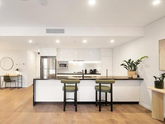 25th Floor Panoramic Views Pool, Gym & Walk to James Street 2 Bed | 2 Bath | Sleeps 6 | 90m²