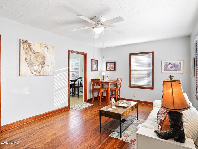 2610 Woodbine Ave