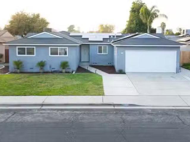 2612 RENN AVE, CLOVIS, CA 93611