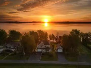 2633 Ch. Lakeshore, Clarenceville, QC, J0J 1B0 Luxury House.