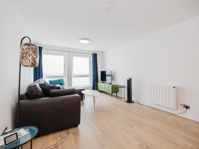2686L Constitution Street, Edinburgh. 2 bed flat to rent £1,350 pcm £312 pw