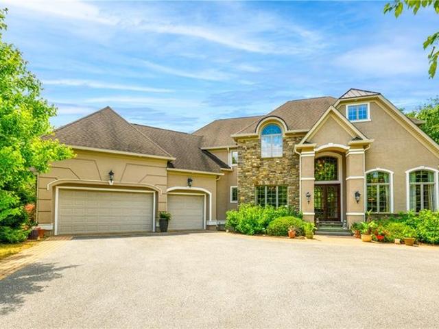 2690 Imperial Crest Ln, Hellertown, PA 18055