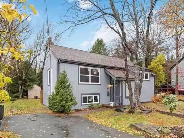26 Village Crescent, Bedford, NS, B4A 1J2 house for sale Li.