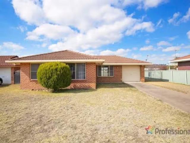 26 Alahna Drive, ARMIDALE House for rent Listed by Property M.