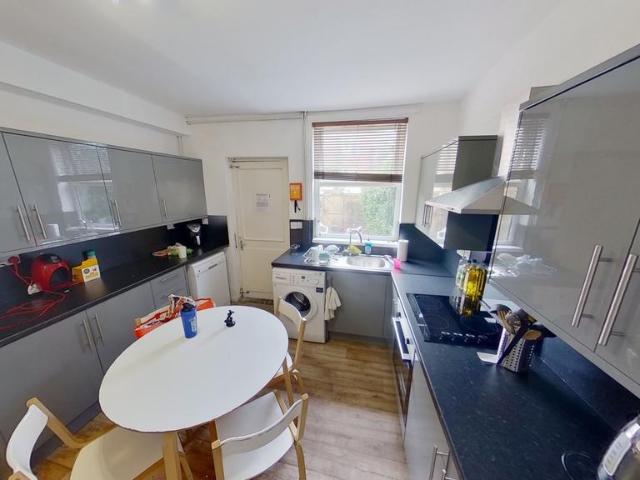 26 Cromwell Street, Nottingham, NG7 4GL 4 bed terraced house to rent £2,548 pcm £588 pw