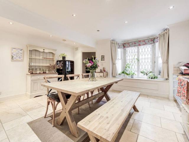 26 Fairholme Road, London, W14 9JU, United Kingdom | 1 bed apartment for rent #139545170 | Rentberry