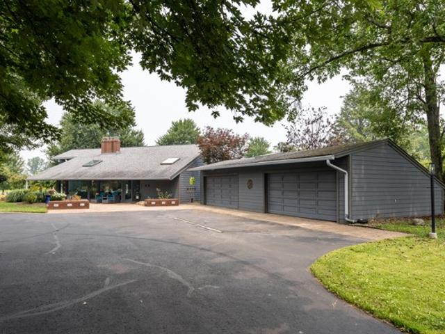 26 Lois Ln