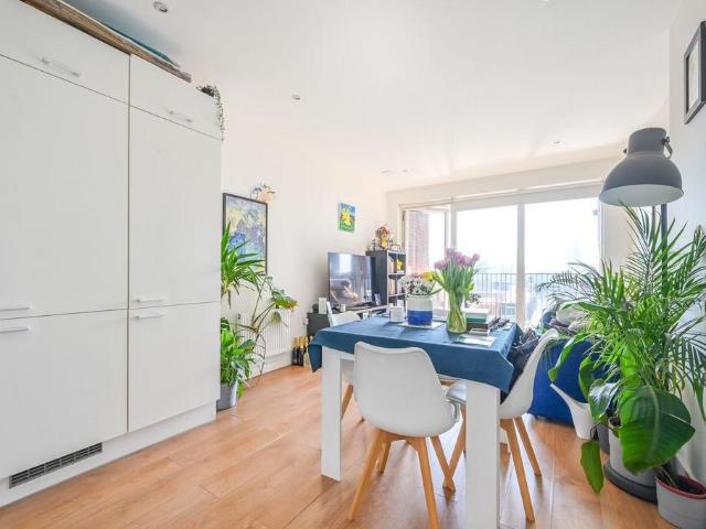 26 Navigation Road, London E3 1 bed flat to rent £2,250 pcm £519 pw
