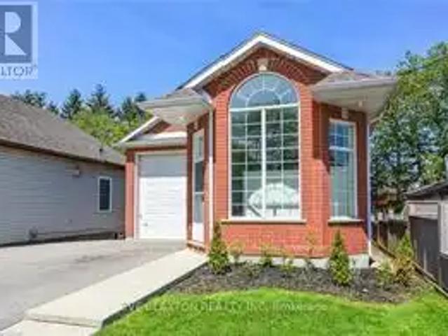 26 SIMCOE STREET